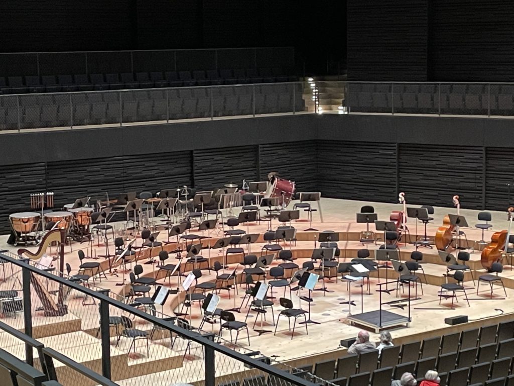 Blick auf die Bühne mit den noch leeren Plätzen für das Orchester